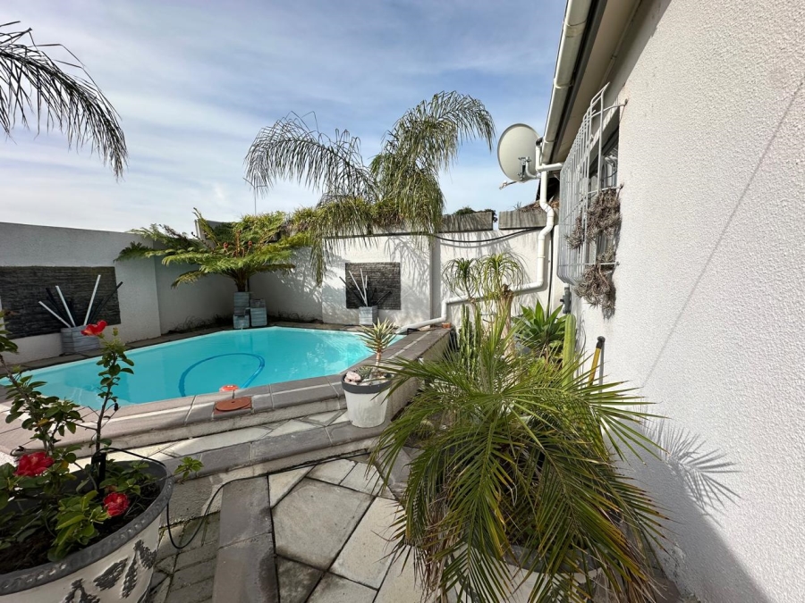 5 Bedroom Property for Sale in Loucharmante Western Cape